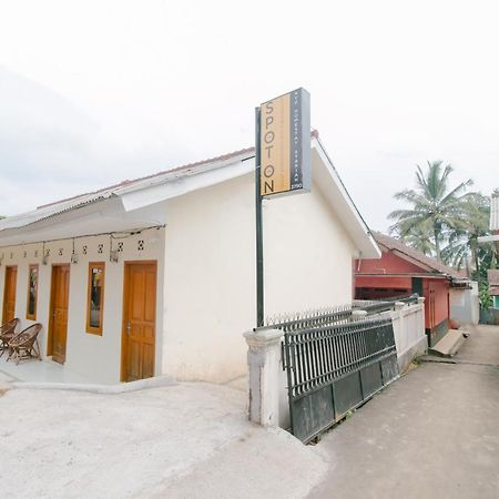 Ayu Homestay Syariah Sukabumi Luaran gambar
